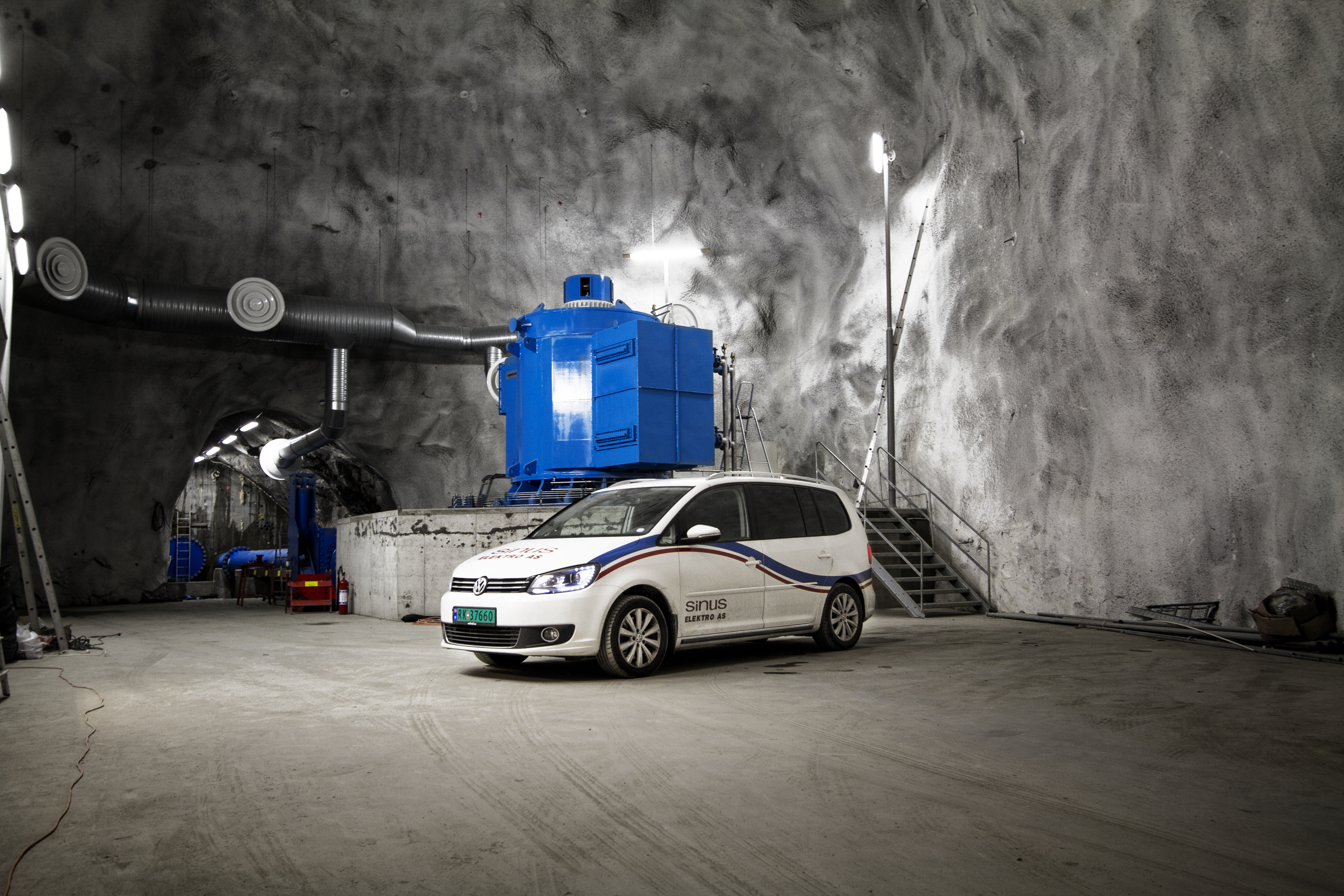 Bil%20foran%20vannkraft%20generator